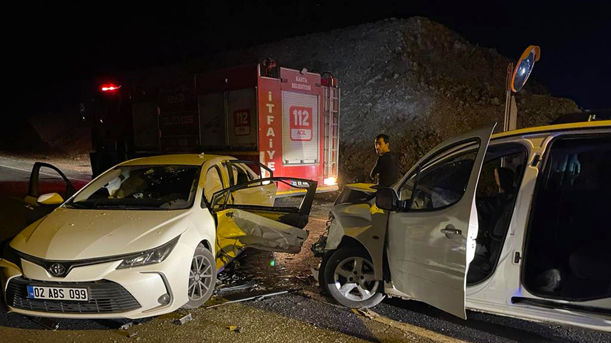 Şanlıurfa'da hafif ticari araç ile otomobil çarpıştı: 11 kişi yaralandı