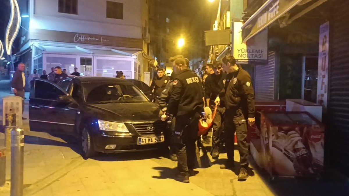 Kocaeli'de bıçaklanan 3 kişi yaralı halde otomobile binip kaçtı