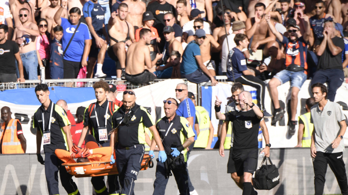 Futbol dünyası şokta! Tribünden atılan havai fişek kaleciye isabet etti! Maç ertelendi..