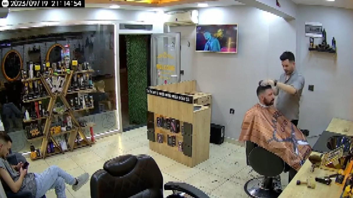 İstanbul'da berberdeki müşteri felaketten döndü! Saçı kurutulurken alev çıktı: O anlar kamerada