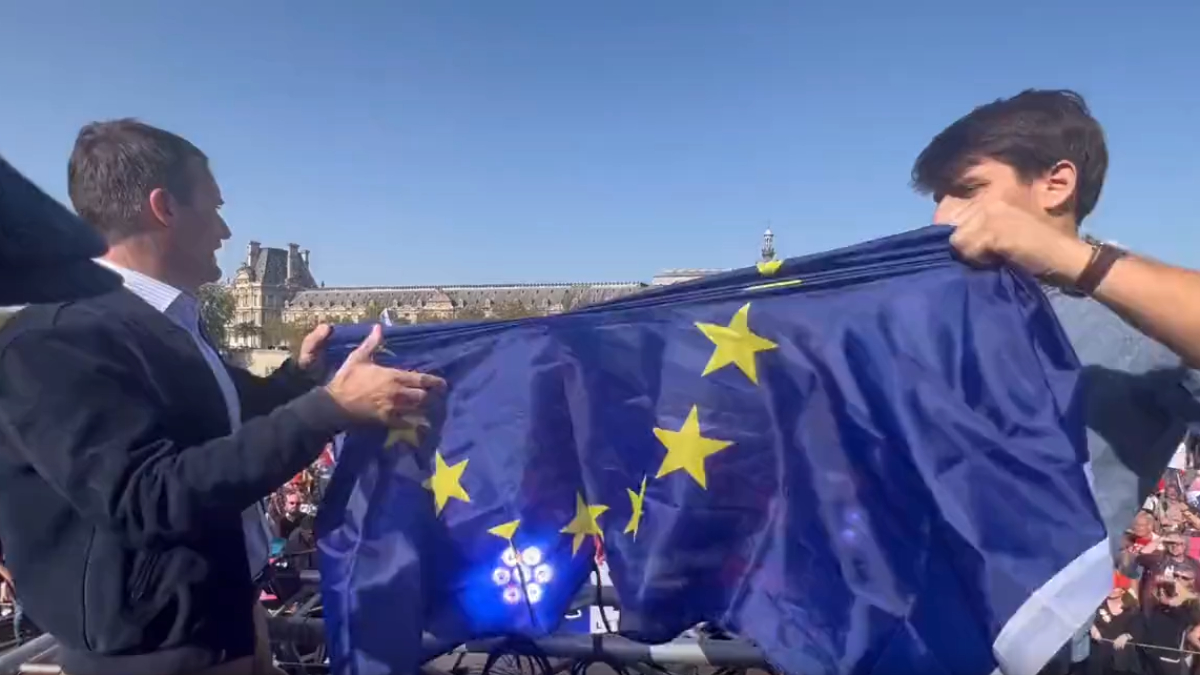 Paris'te Frexit sloganları: AB bayrağını yırttılar