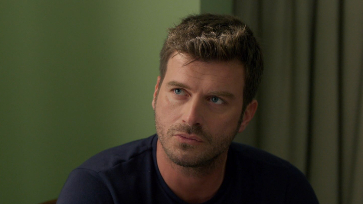 Kıvanç Tatlıtuğ'un çocukluk fotoğrafı ortaya çıktı! Oğlu Kurt Efe ile benzerliği sosyal medyayı salladı