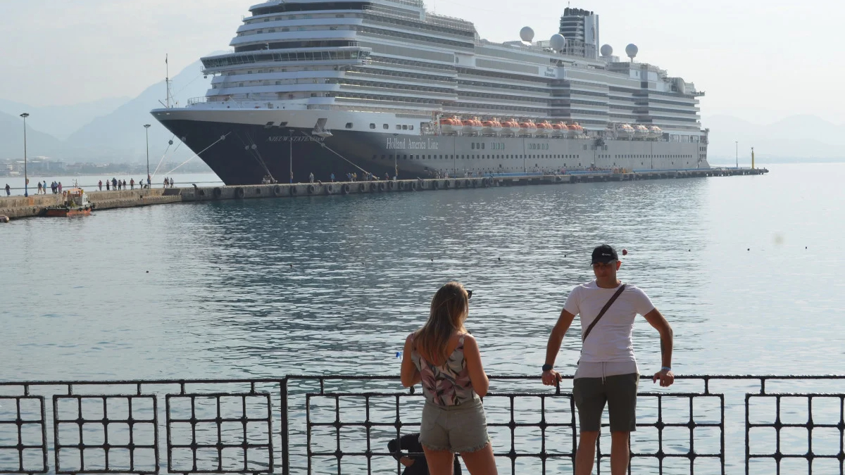 Hollanda bandıralı kruvaziyer İsrail'de rota değiştirdi! Antalya'ya demir attı...