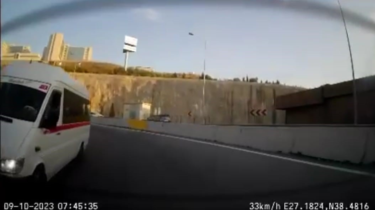 İzmir'deki servis aracı, ilerlerken otomobilin üzerine devrildi