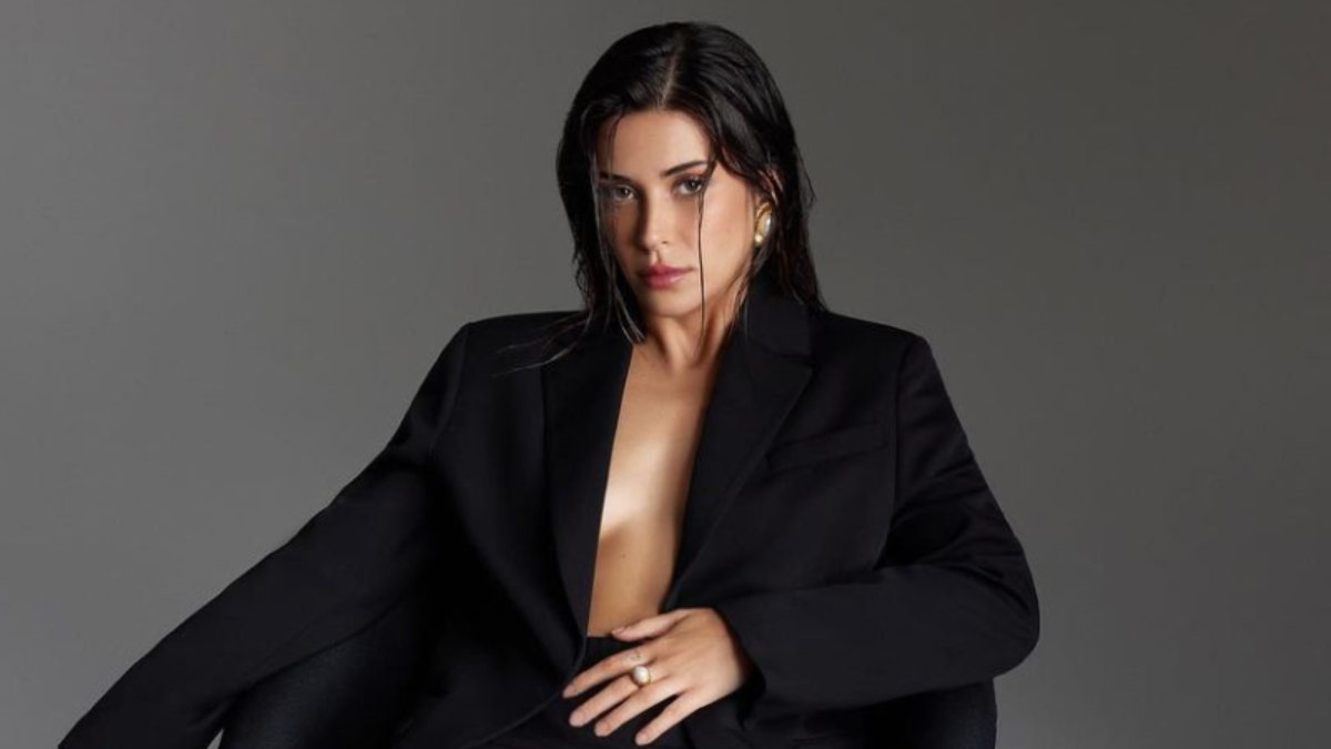 Devrim Özkan deri kostümüyle sere serpe uzandı! 'Torreira bunu beğendi'