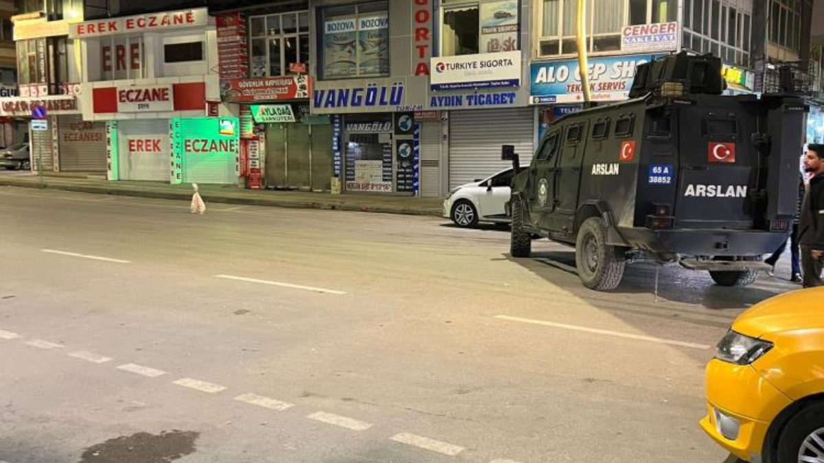 Van'da fünyeyle patlatılan torbadan turşu bidonu ve kışlık sebze çıktı