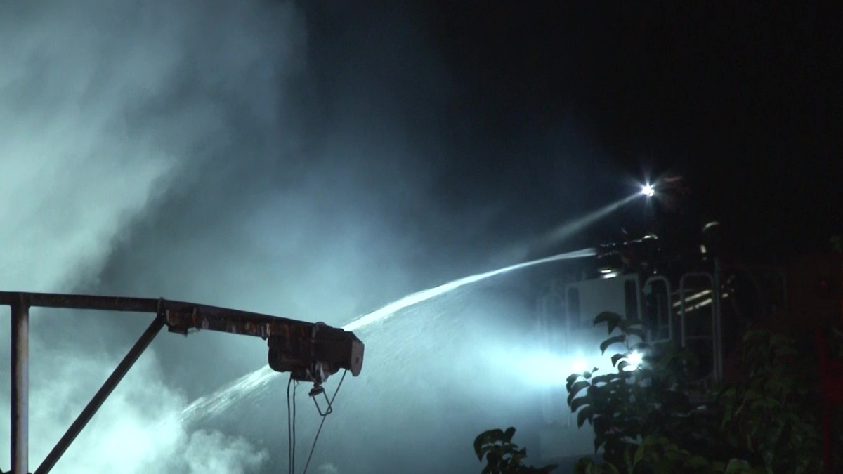 İstanbul'da iki katlı bina alev alev yandı