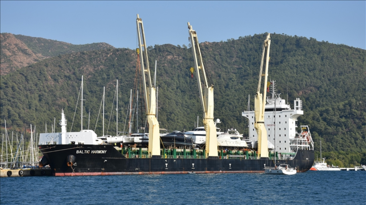 Muğla'ya kargo gemileri ile bakım için lüks motor yatlar indirildi