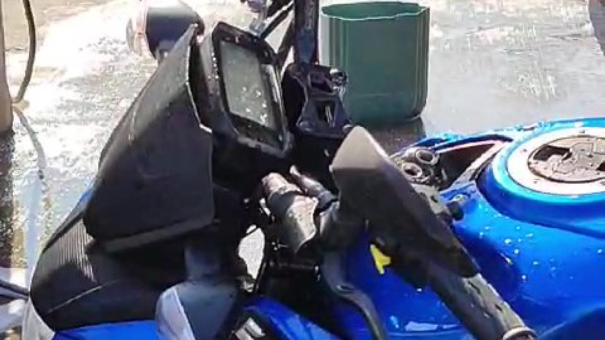 Samsun'da kadın sürücü motosiklet kullanırken direksiyondan yılan çıktı!