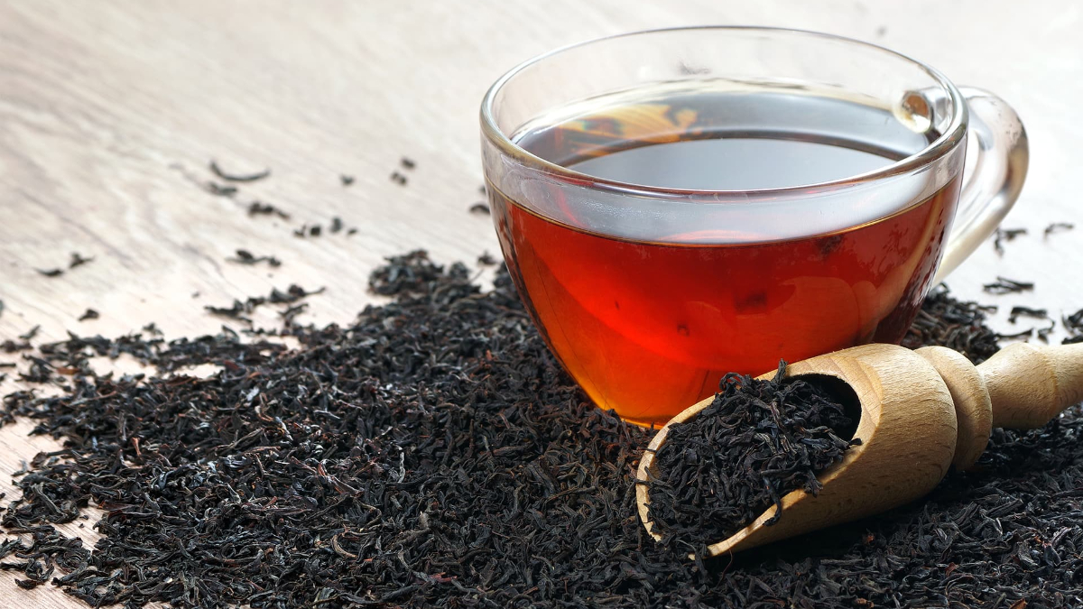 Demlikte kalan çayı çöpe atmayın! Her damlası işinize yarayacak! Yıllarca yanlış yapmışız..