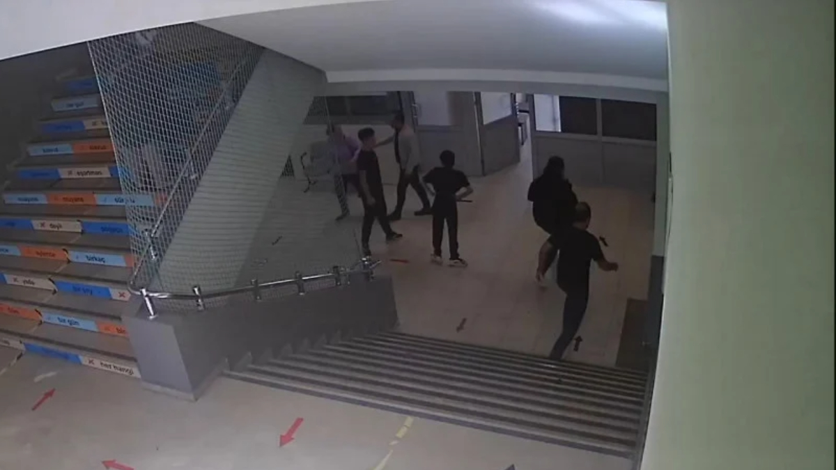 İstanbul'da çocuğu disiplin cezası alan veli okulu bastı