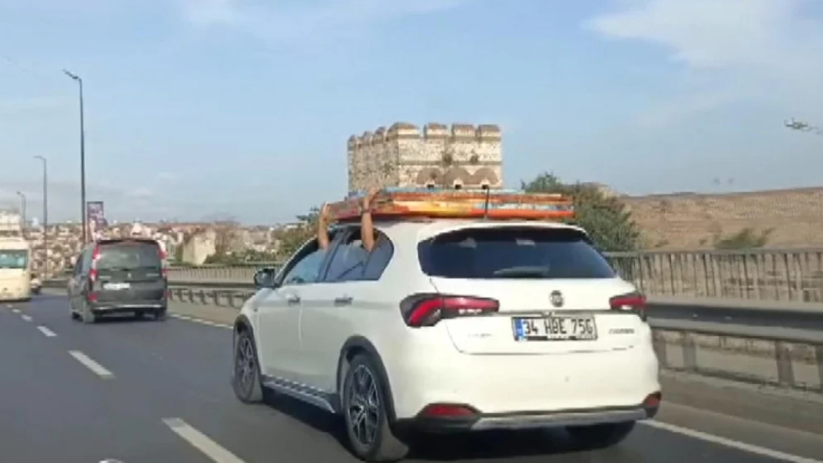İstanbul'da seyir halindeki otomobil tavanında tehlikeli taşımacılık