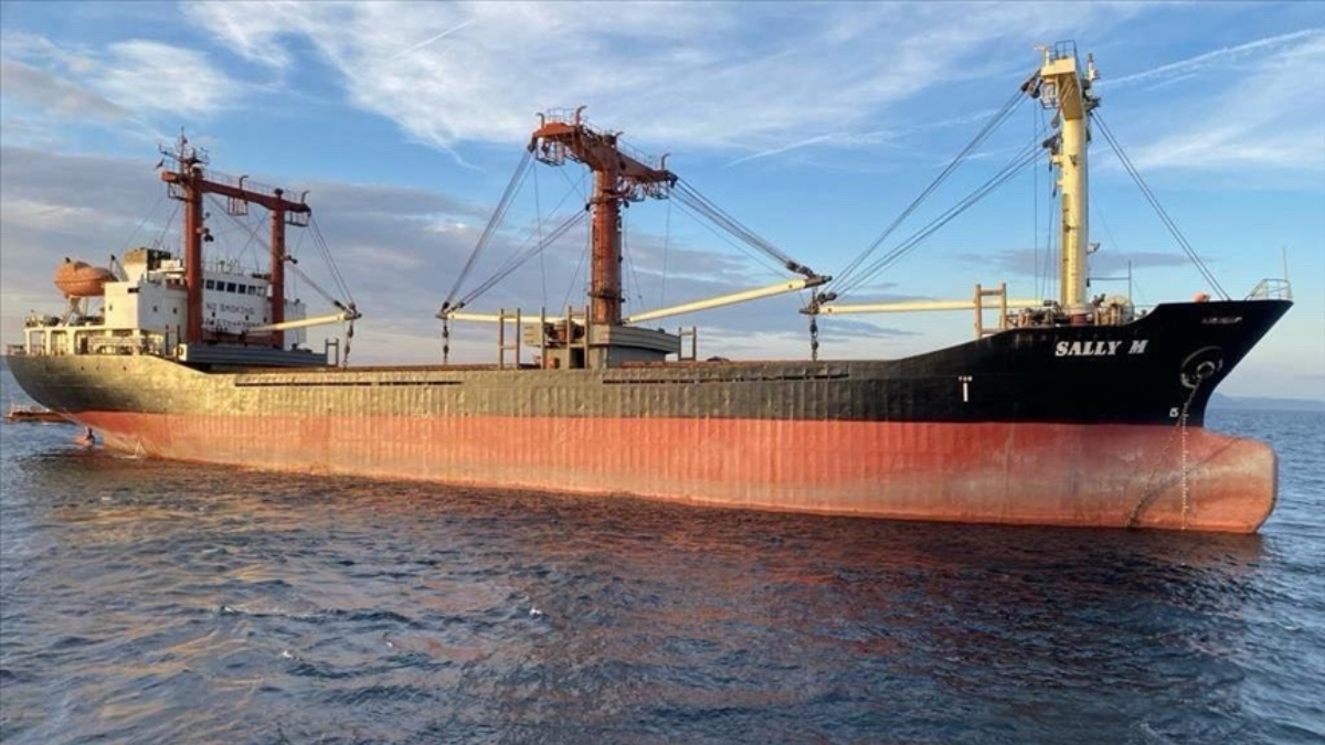 Çanakkale Boğazı'nda arızalanan kuru yük gemisi demirledi