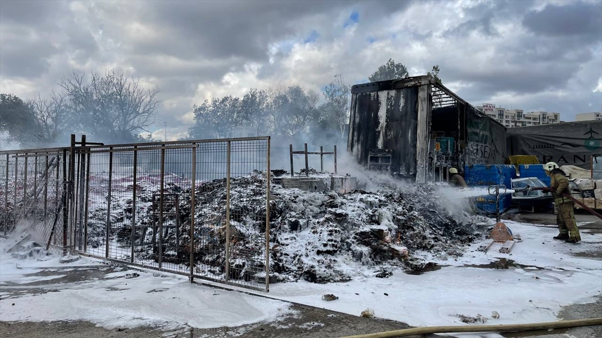 İstanbul'da sahte içkilerin muhafaza edildiği depo küle döndü