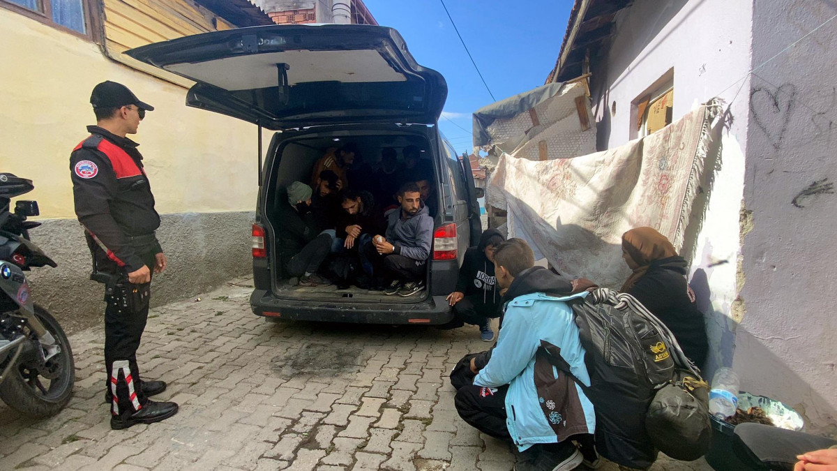 Edirne'de minibüs sürücüsü 23 kaçak göçmeni bırakıp kaçtı