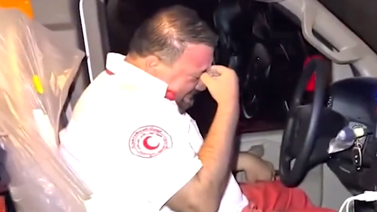 Filistinli sağlık çalışanı, gördükleri karşısında gözyaşlarını tutamadı