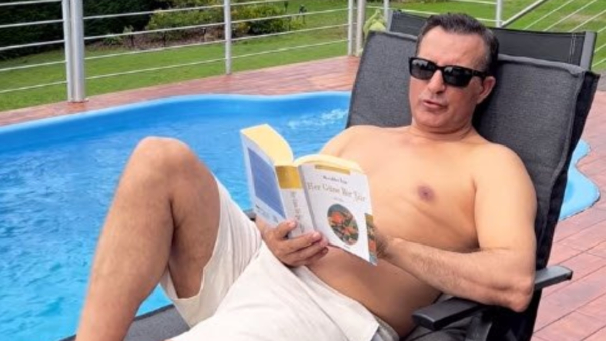 Rafet El Roman havuz başında poz verdi
