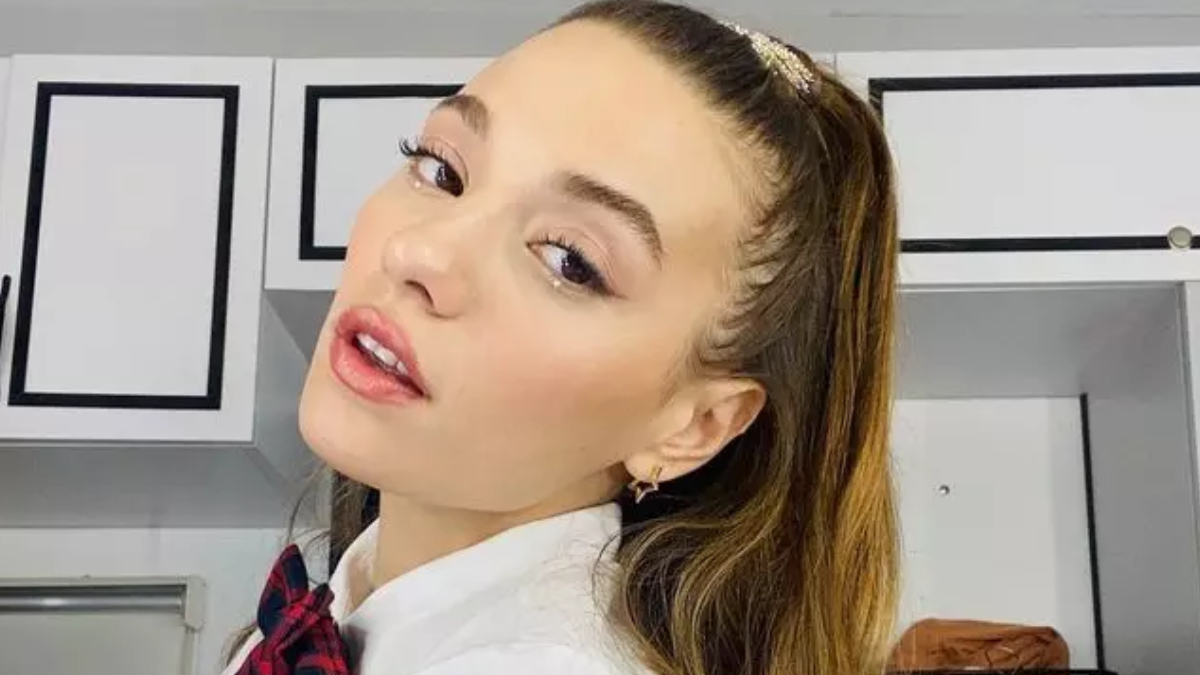 Sümeyye Aydoğan şortunu indirdi, sosyal medya yıkıldı! "Yapma yanarız"