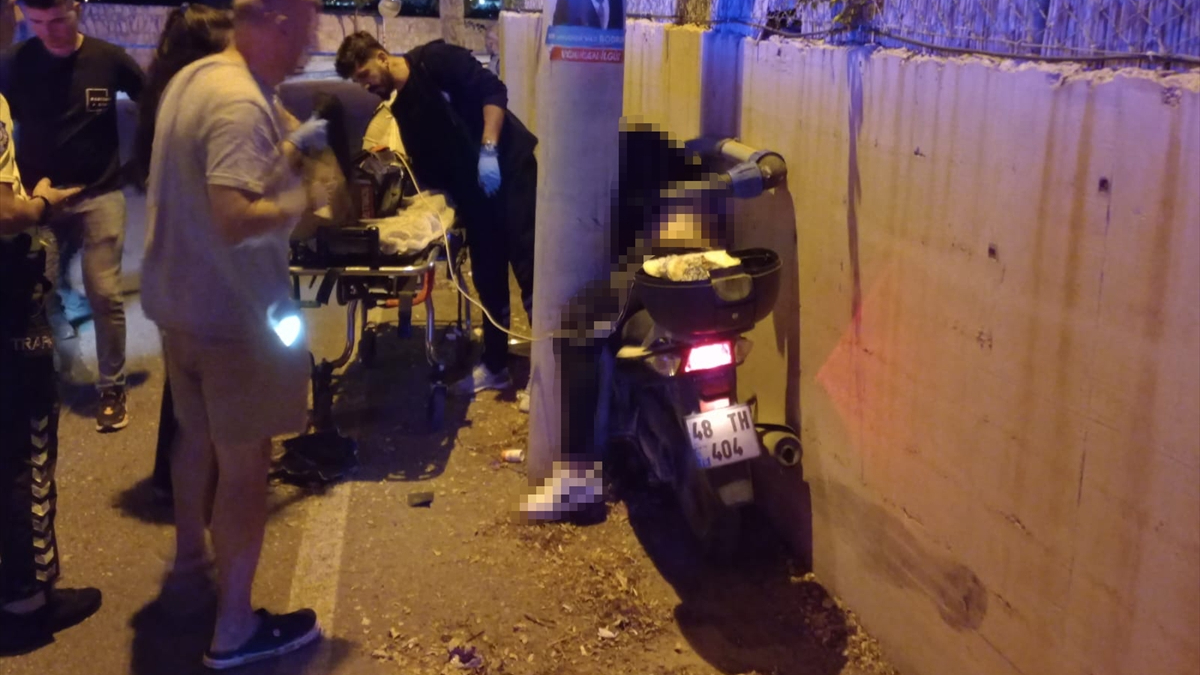 Muğla'da motosiklet sürücü elektrik direği ile istinat duvarı arasına sıkıştı