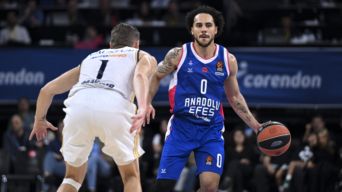 Anadolu Efes evinde Real Madrid'e yenildi