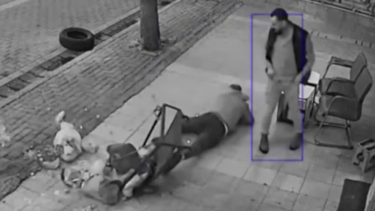 İstanbul'da beşinci kata erzak taşıyan demir sepetin kopma anı kamerada