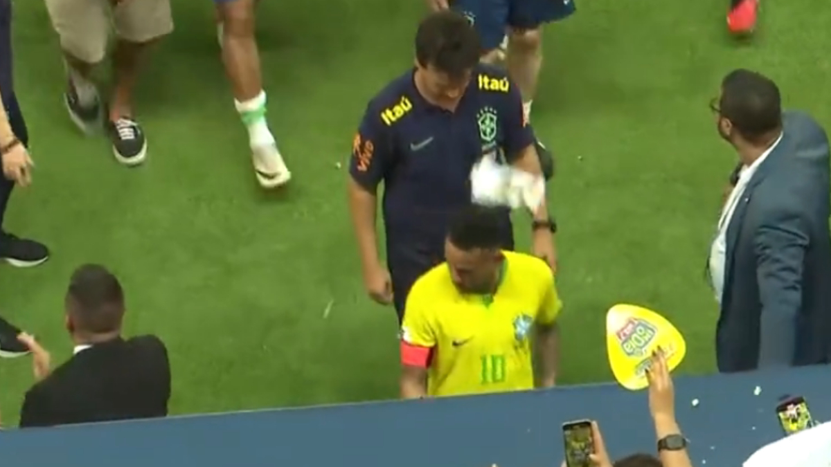 Brezilyalı taraftarlar Neymar'ın kafasına mısır kovası attı