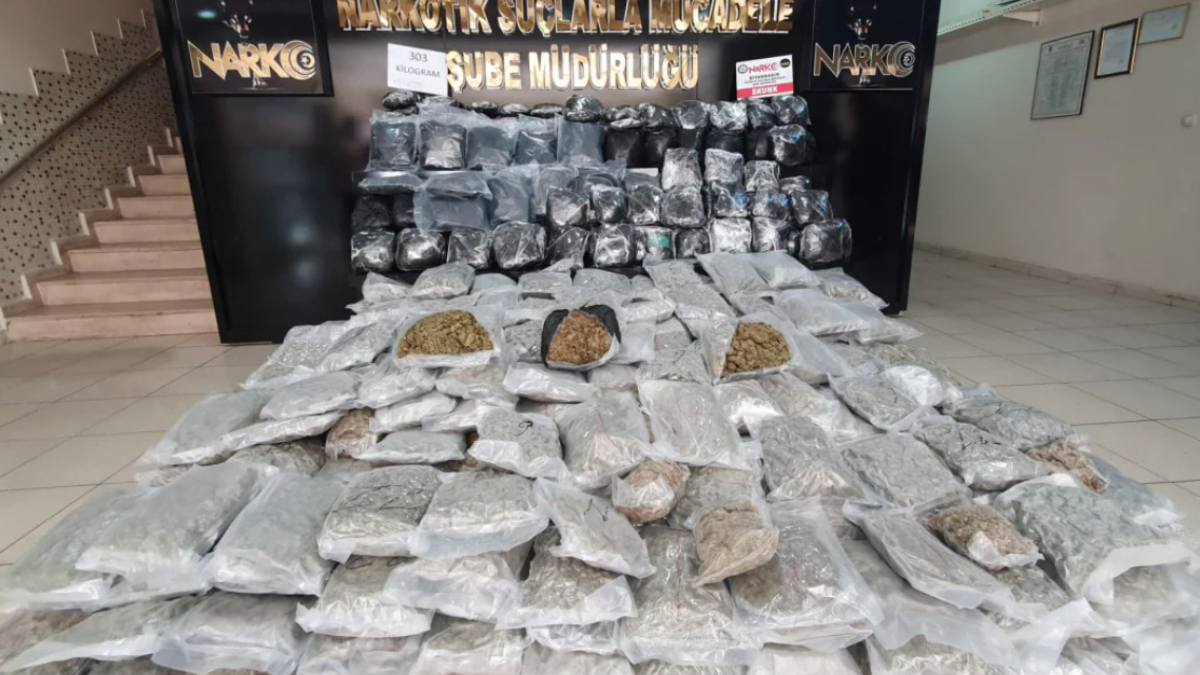 Diyarbakır'da polisin durdurduğu minibüsten 303 kilo uyuşturucu çıktı