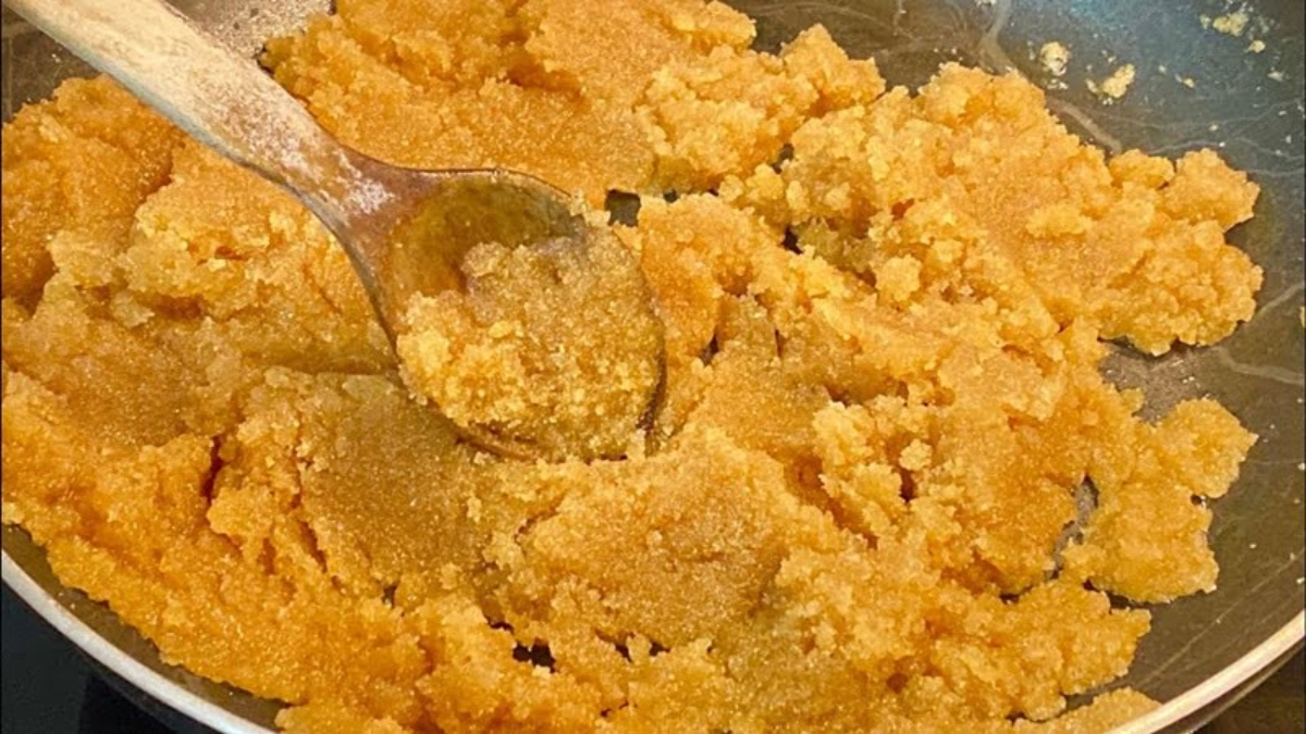 Damak çatlatan tarif! Tane tane dökülen irmik helvası nasıl yapılır! Bakın sırrı neymiş..