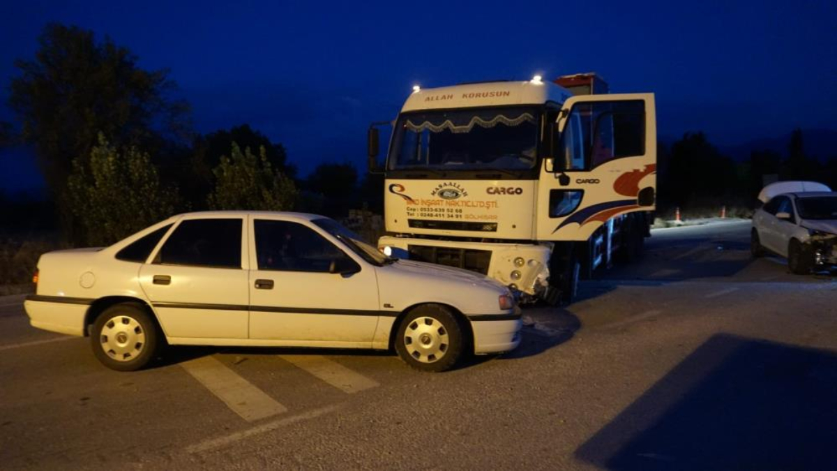 Burdur'da arızalı otomobil bir anda çalıştı: 3 araç birbirine girdi