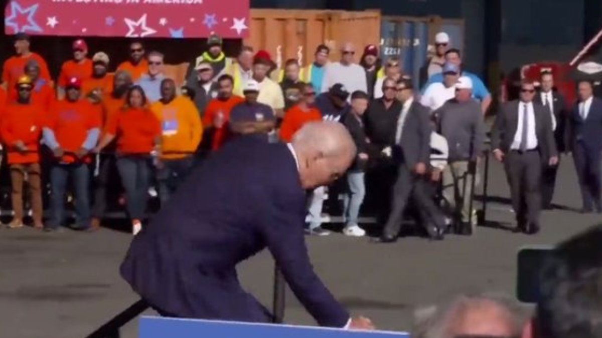 ABD Başkanı Biden yine tökezledi: Sahneye çıkarken düşüyordu