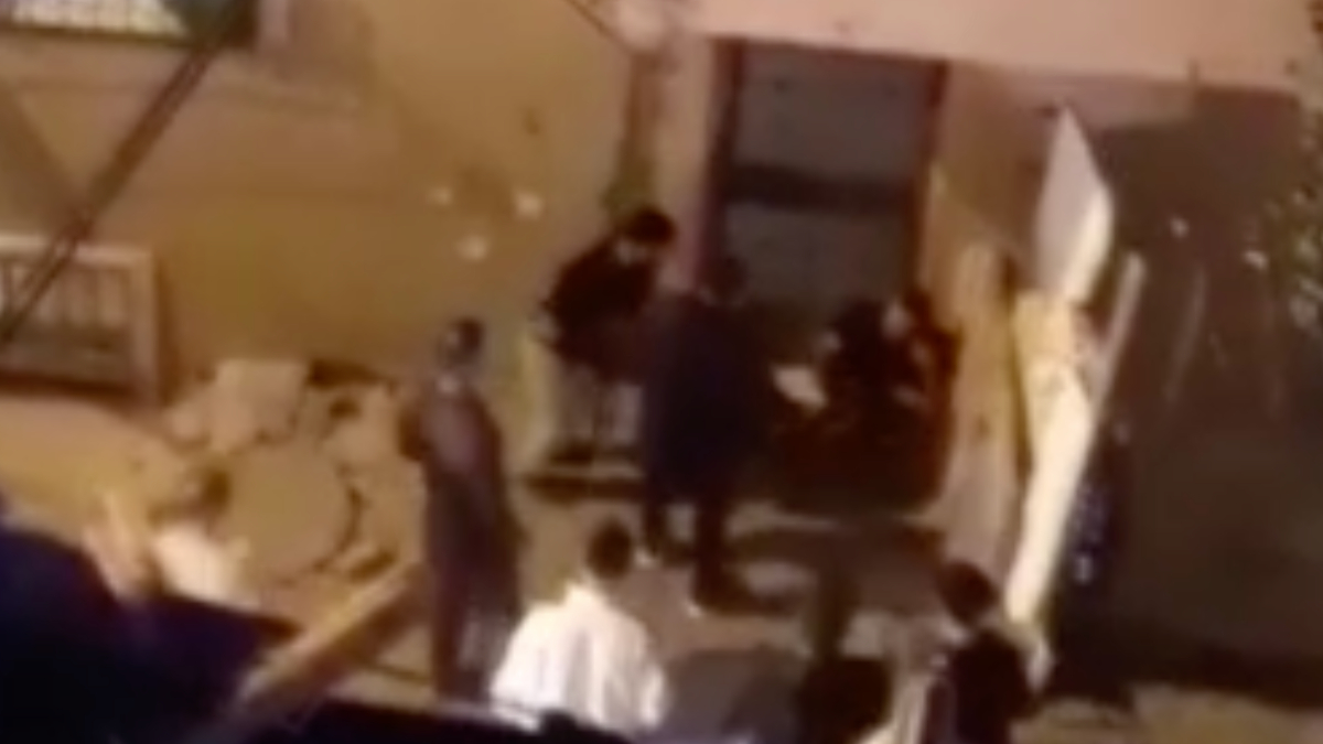Esenyurt'ta genç kızı taciz etti, mahalleliden dayak yedi