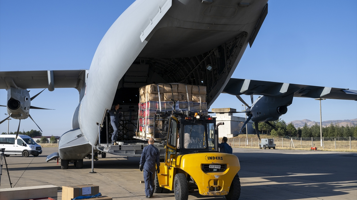 Türkiye'nin insani yardımlarını taşıyan üçüncü uçak Gazze için hareket etti