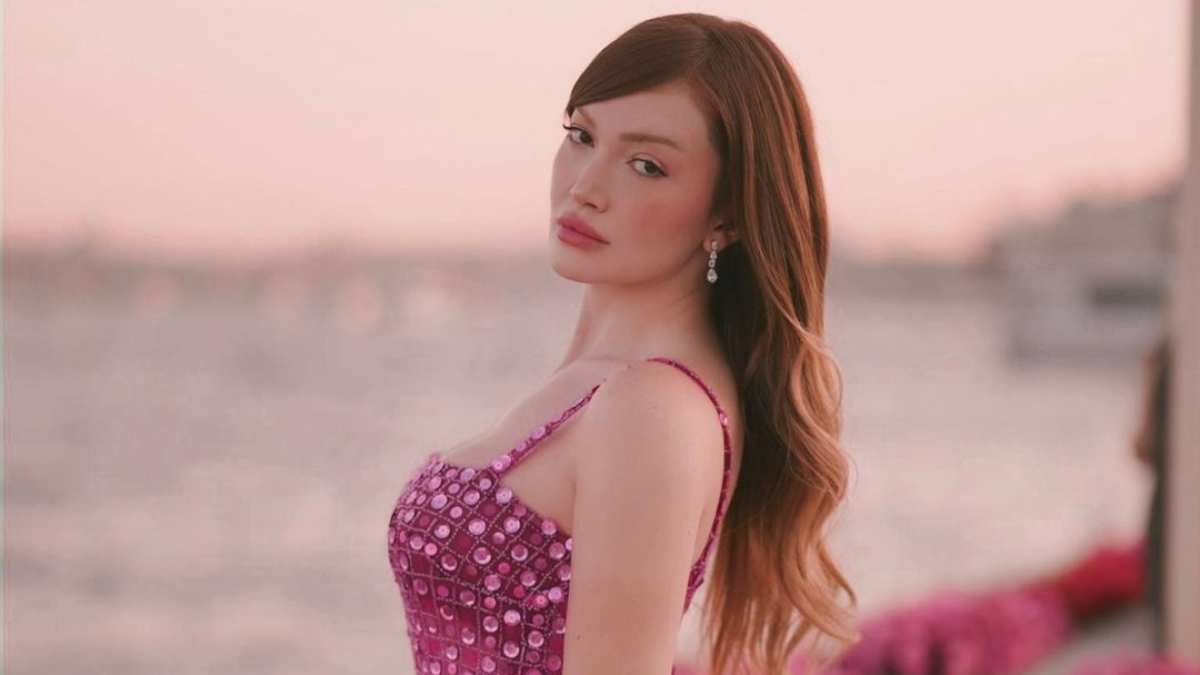 Danla Biliç ve Çakal'dan aşk pozları! Kucağına oturup öpücük aldı...