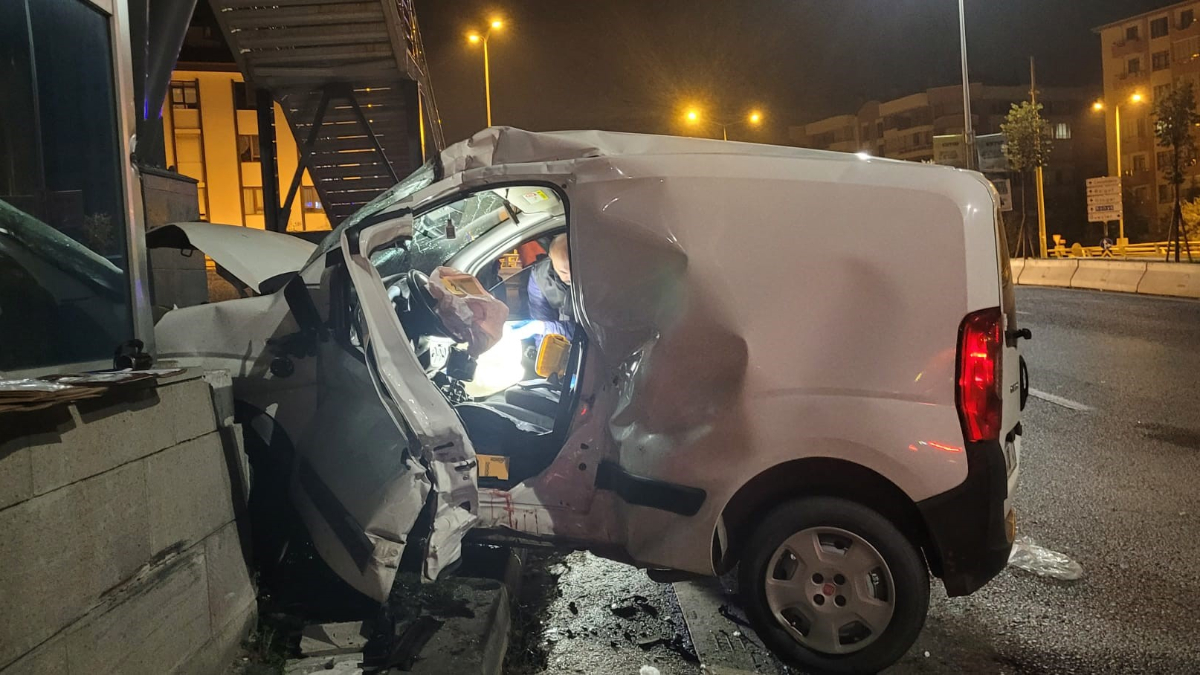 Ankara’da araç, üst geçidin ayağına çarptı: 2 ölü, 1 yaralı