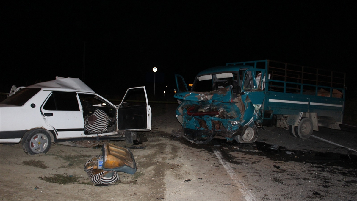 Sakarya'da kamyonet ile otomobilin çarpıştığı kazada baba ve oğlu öldü