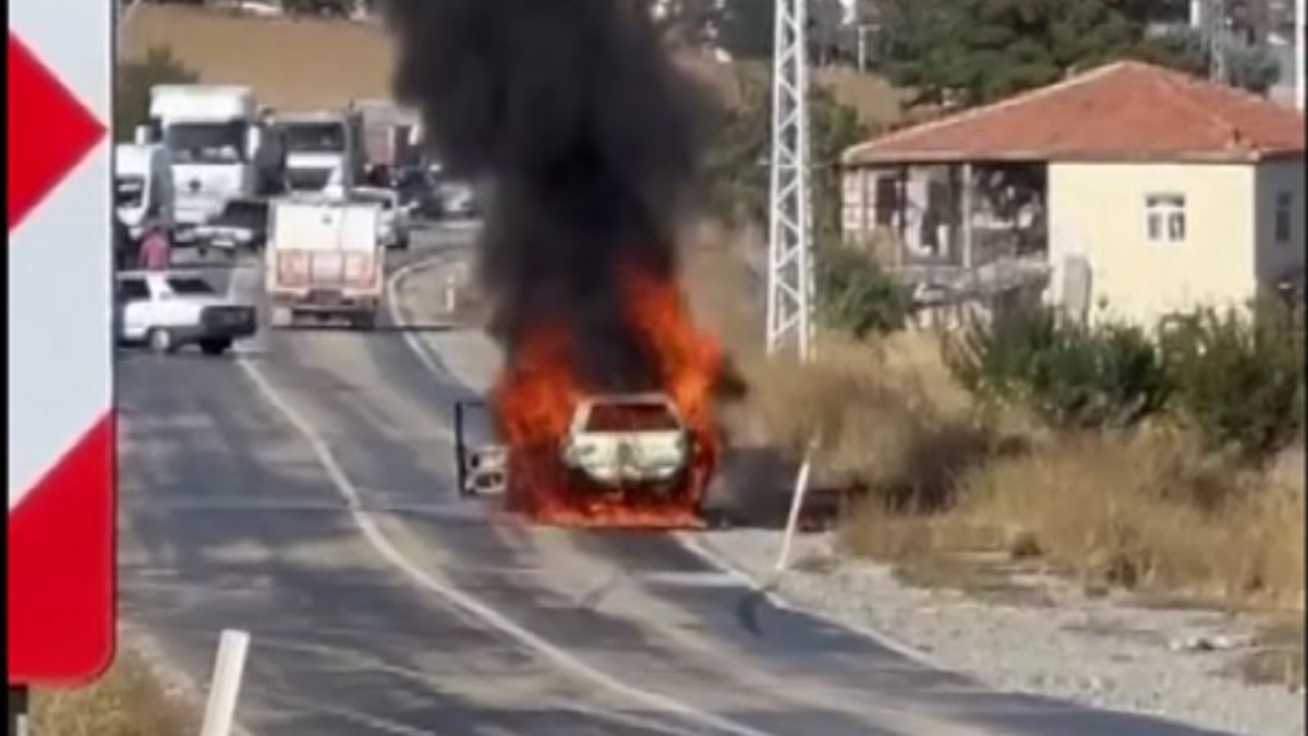 Aksaray'da alev alan aracını söndürmek isterken ağır yaralandı