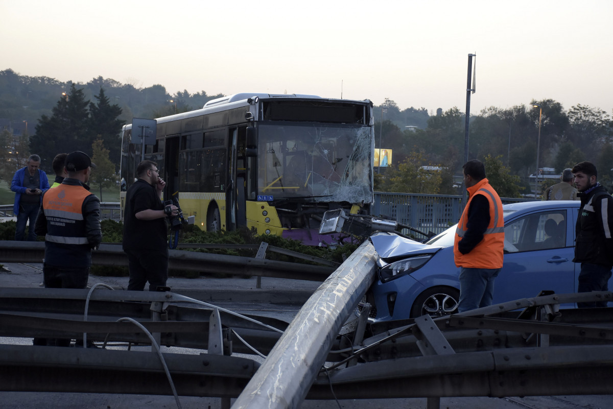 İstanbul'da İETT otobüsü aydınlatma direğini devirdi: Yol kapandı