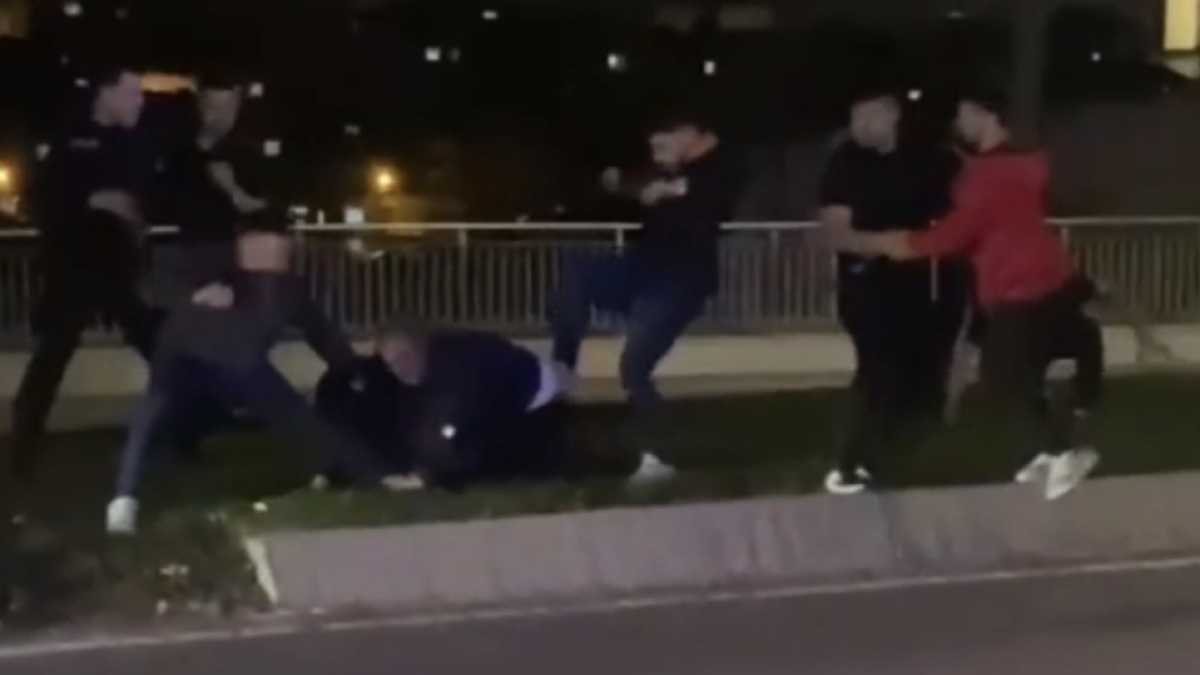 İstanbul'da otomobilin çarptığı kadın yerde yatarken yakınlarının kavga ettiği anlar kamerada