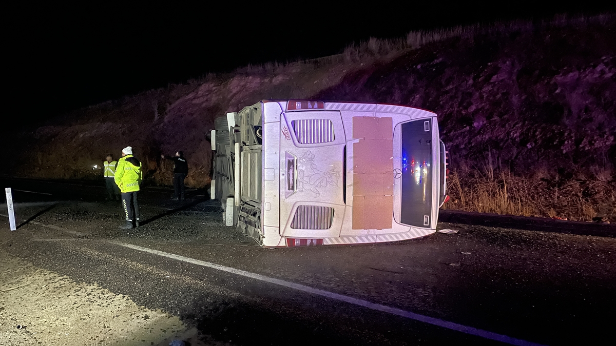 Kayseri'de yolcu otobüsü devrildi: 38 kişi yaralandı