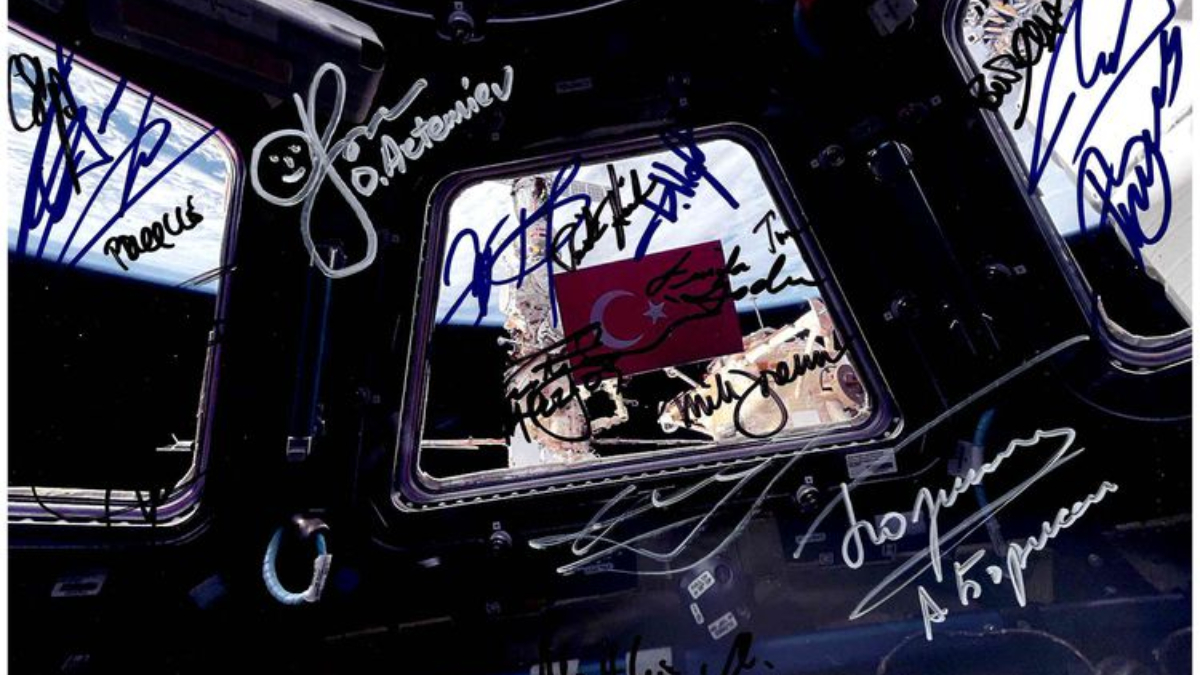 Rus kozmonot, 56 yıl önce uzaya götürdüğü Türk bayrağını hediye etti