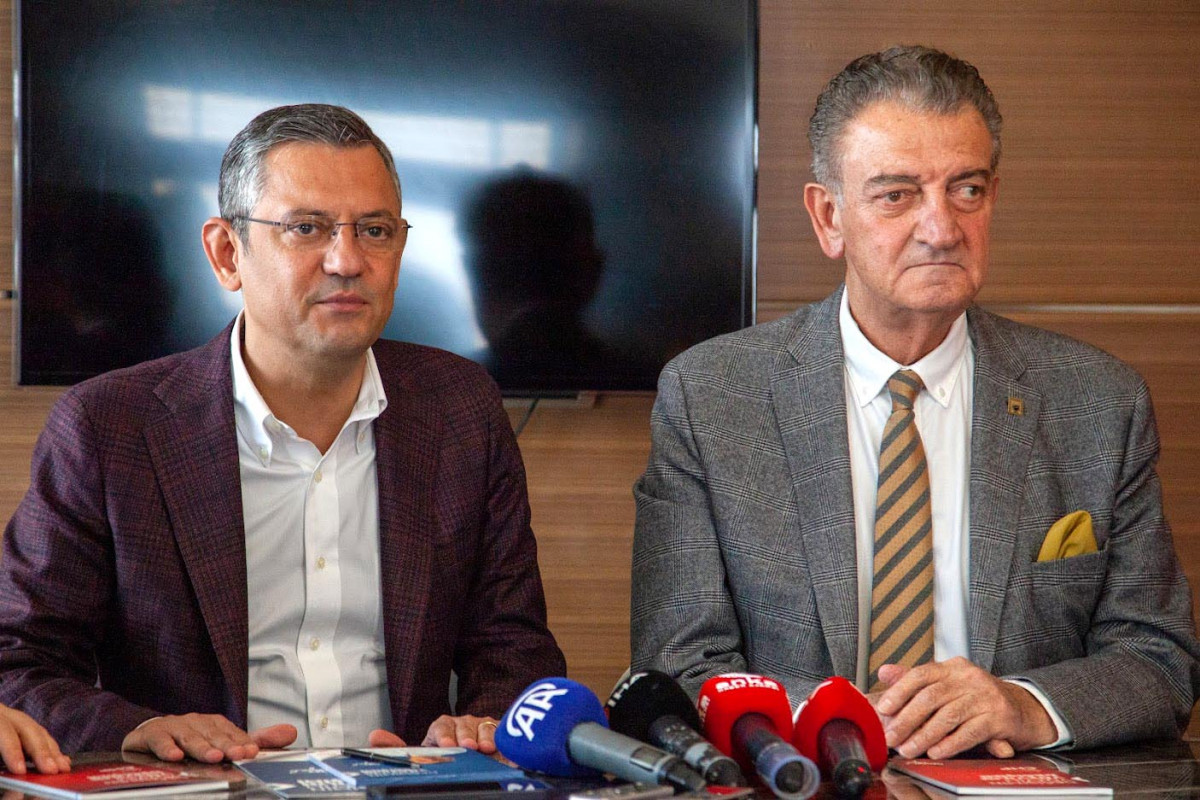 Özgür Özel, Atatürkçü Düşünce Derneği Başkanı Mustafa Hüsnü Bozkurt ile görüştü