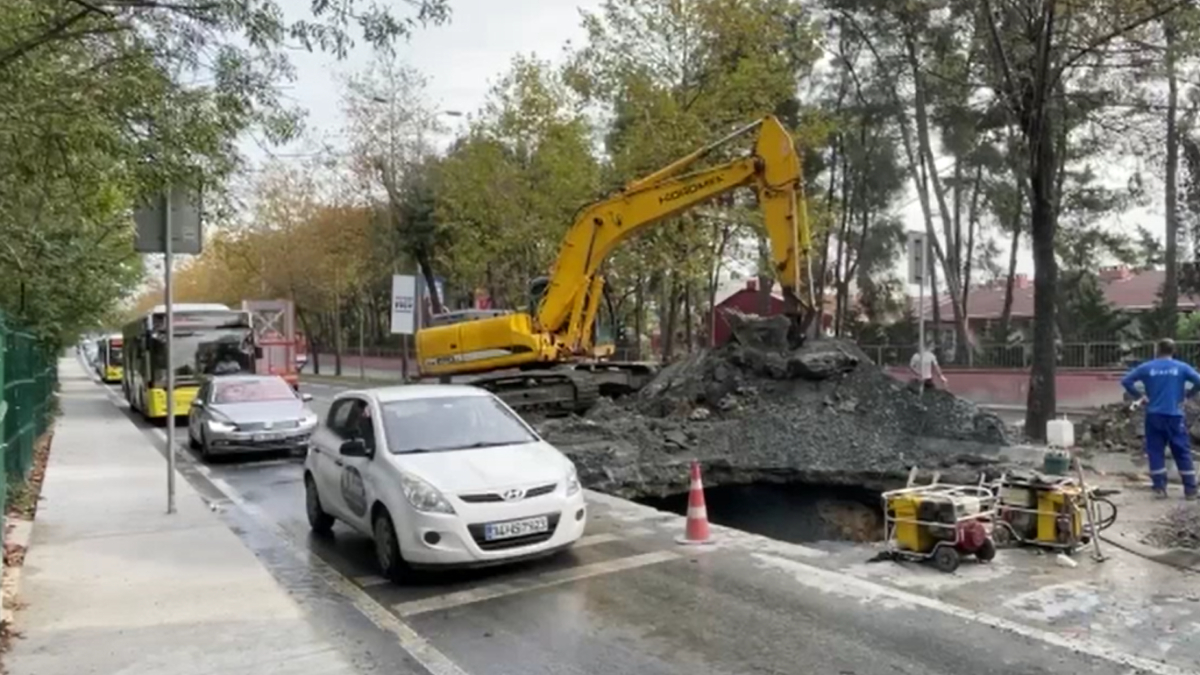 İstanbul trafiği patlayan su borusu nedeniyle kilitlendi