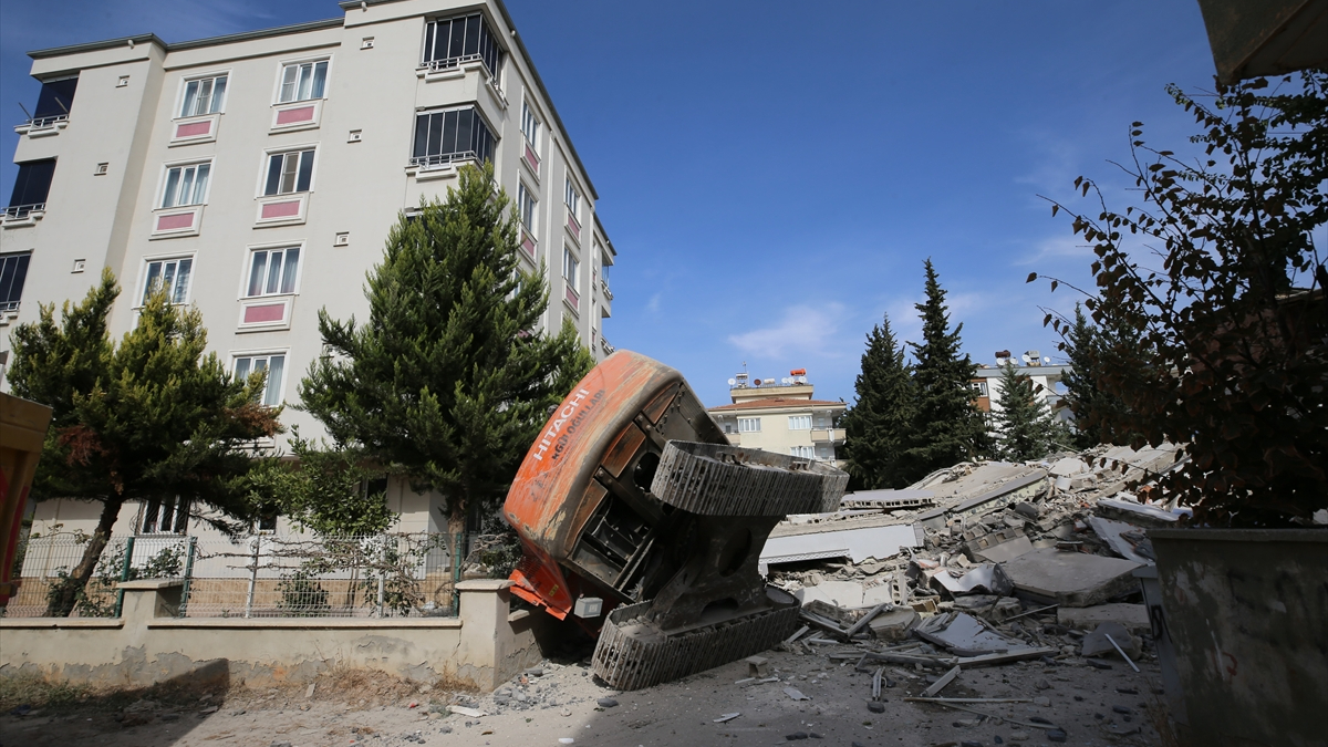 Gaziantep'te 5 katlı bina kepçenin üzerine düştü