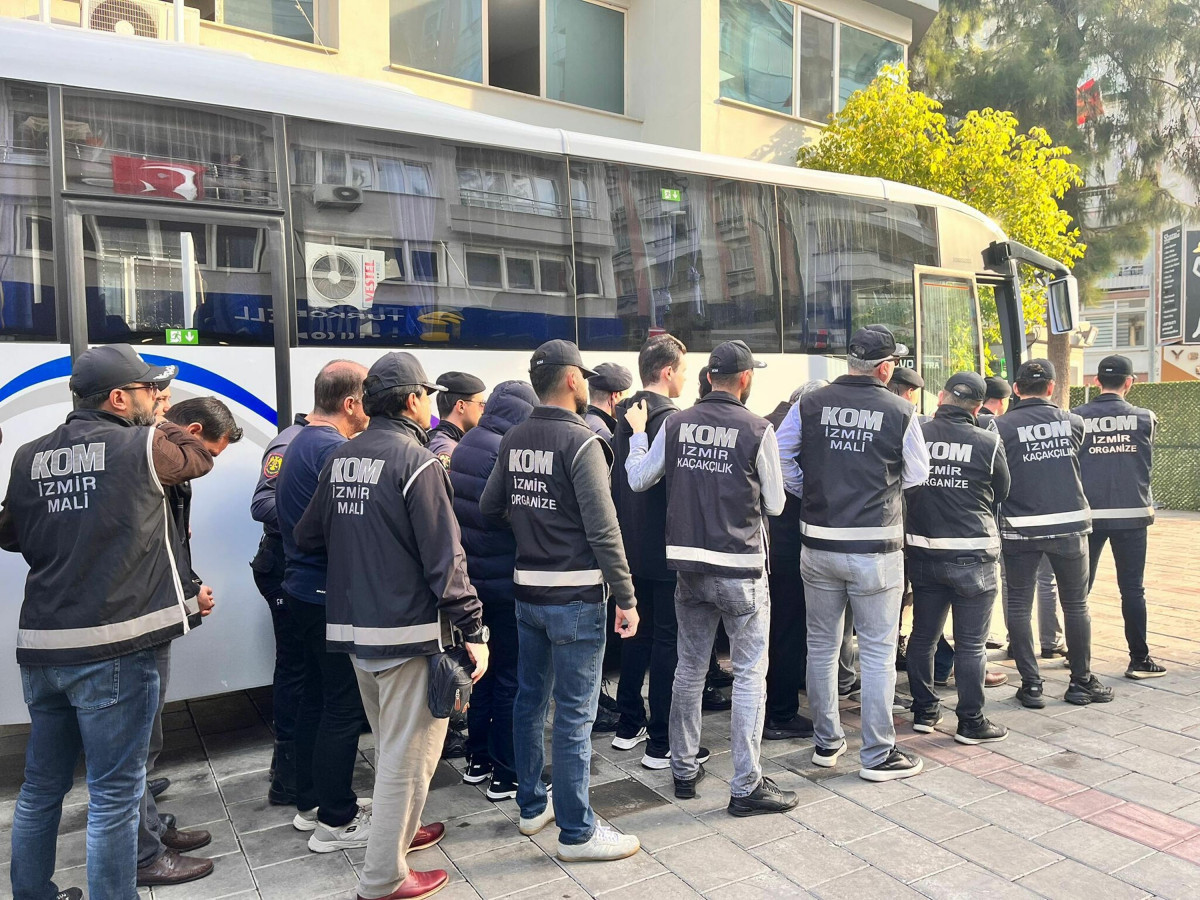 İzmir'de FETÖ operasyonu! 84 şüpheli yakalandı