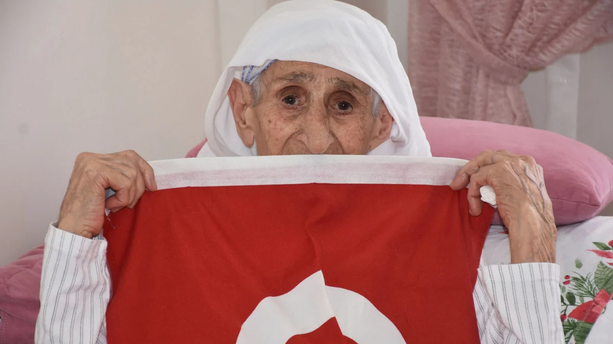 Sivas'ta 103 yaşında Cumhuriyet tarihine şahitlik ediyor! 109 torun sahibi kadın: Bayrağı başucuma asıyorum