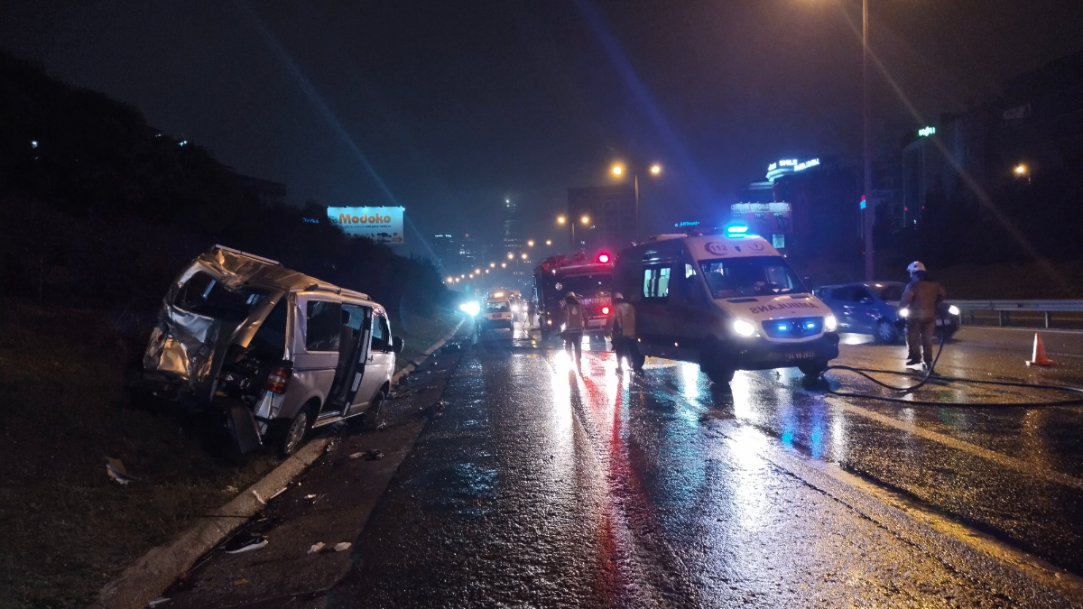 İstanbul'da İETT otobüsü park halindeki minibüse çarptı: 2 yaralı