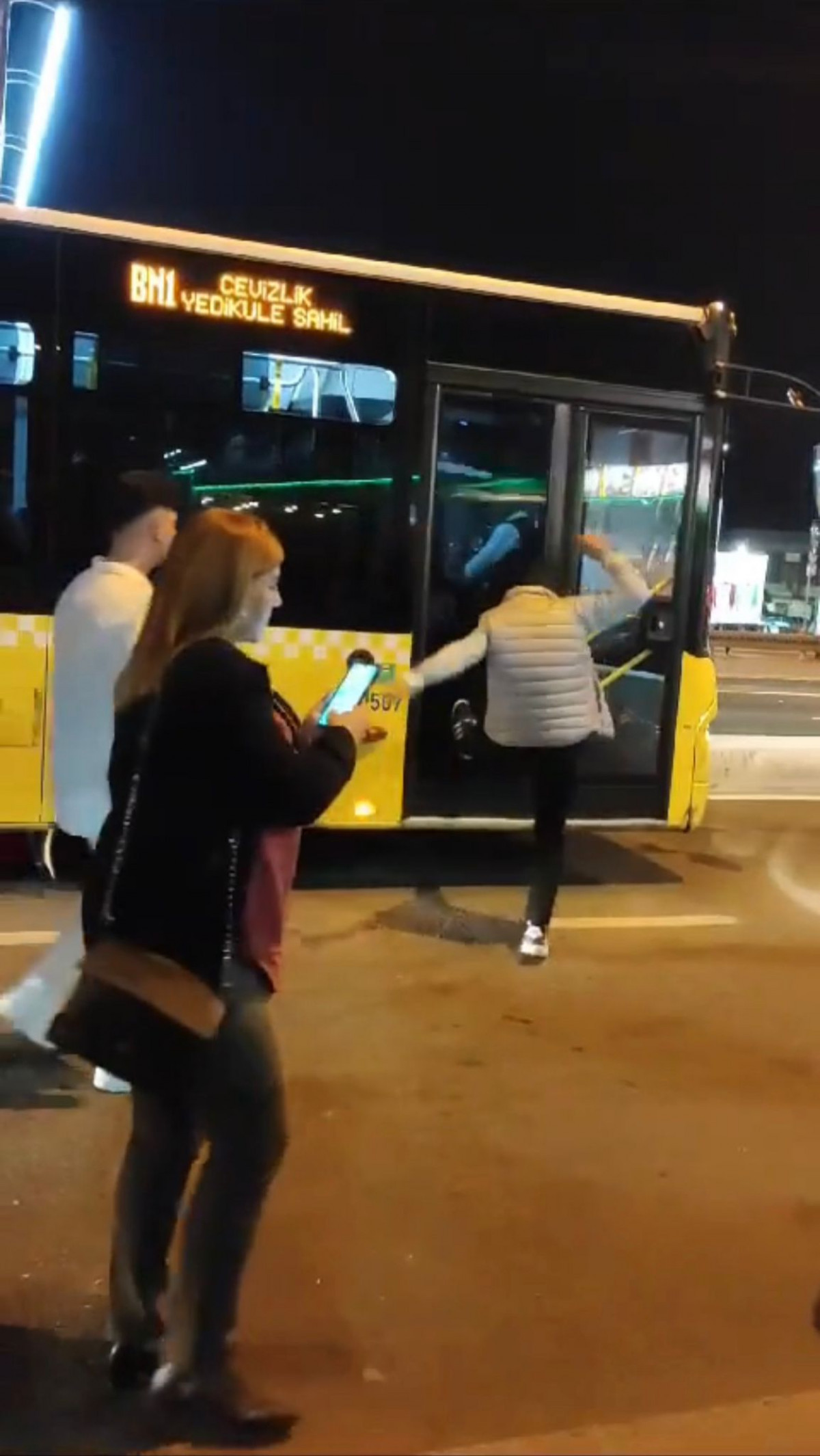 İstanbul Bakırköy'de indirildiği otobüse tekme attı, taksinin camlarını kırdı
