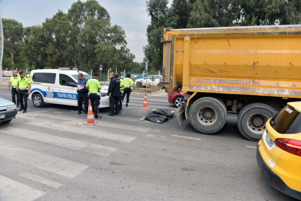 Adana'da yaya geçidinde feci ölüm! Hafriyat kamyonunun altında kaldı