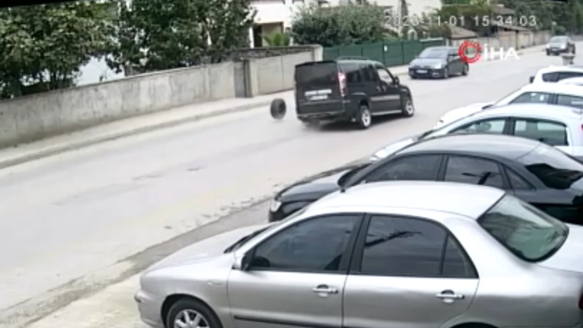 Sakarya'da araçtan kopan tekerlek, başka bir araca çarptı