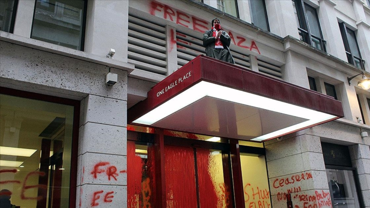 İsrail'e askeri malzeme satan şirkete kırmızı boyalı saldırı